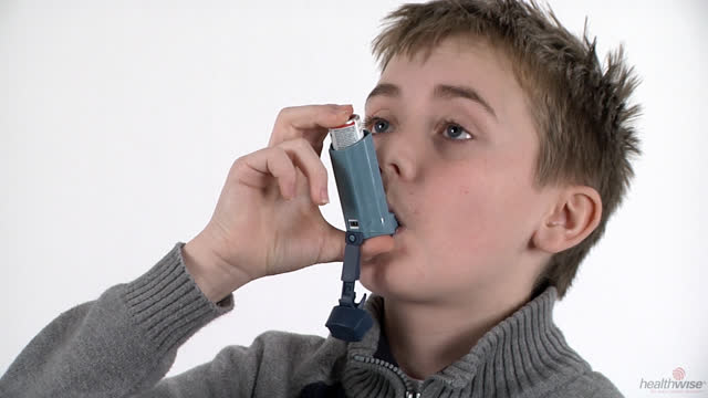 Enseñe a su hijo a usar un inhalador sin un espaciador