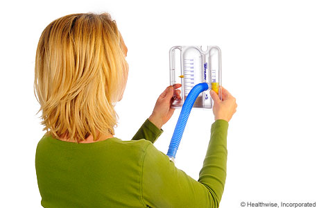 A person holding the spirometer level and out in front of her face