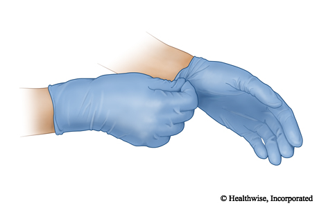 Use una mano para agarrar el puño del otro guante