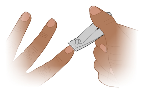 Una persona recortando las uñas con un cortaúñas
