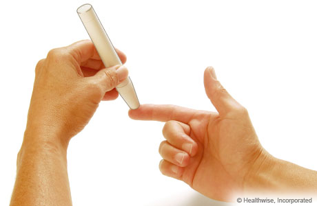 Lanceta pinchando el costado de la yema del dedo